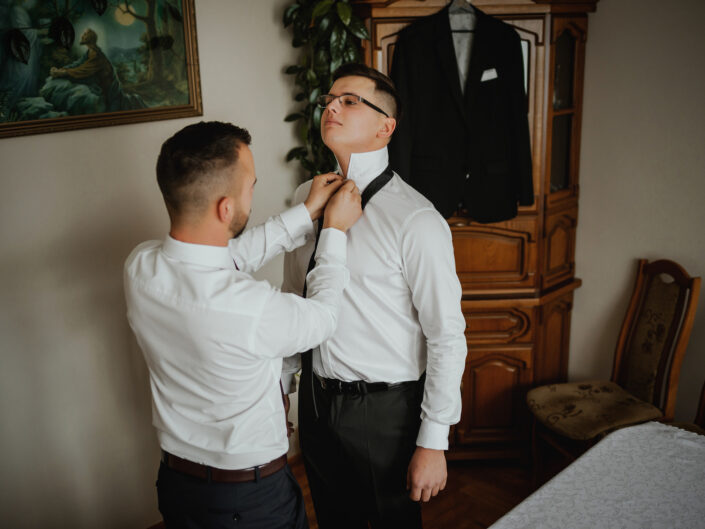 ubieranie, fotograf Tarnów ślubny, Tarnów fotografia ślubna