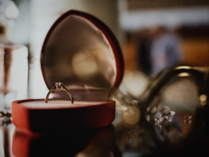 pierścionek zaręczynowy, fotograf Tarnów ślubny, Tarnów fotografia ślubna