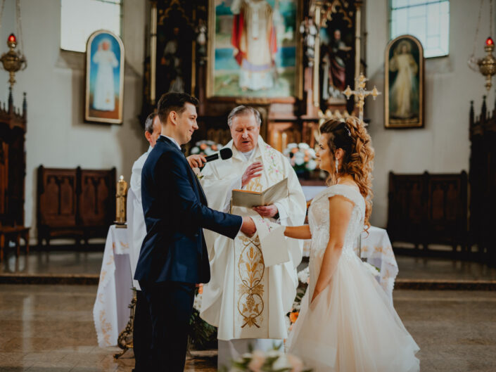 ślubowanie w kościele, fotograf Tarnów ślubny, Tarnów fotografia ślubna