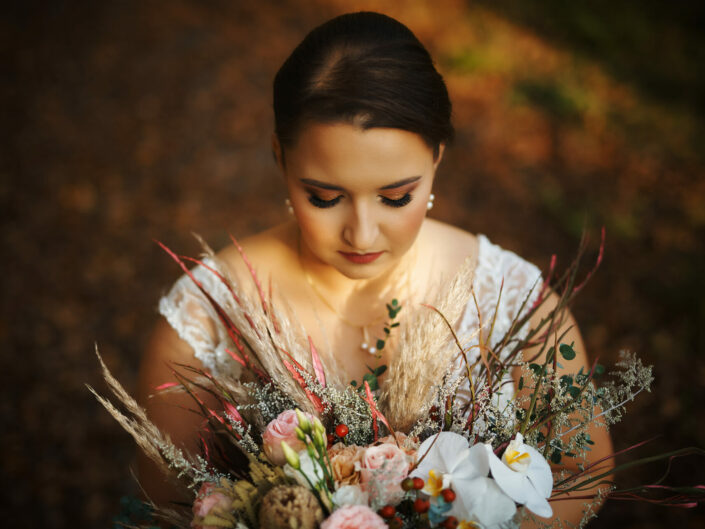 portret z bukietem, fotograf ślubny Tarnów, Tarnów fotografia ślubna