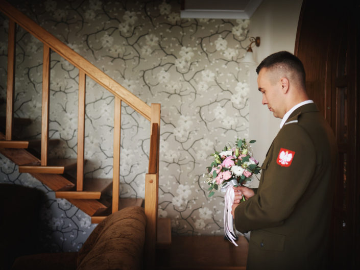 pan młody, Tarnów fotografia ślubna, fotograf Tarnów ślubny, fotograf ślubny małopolska bukiet